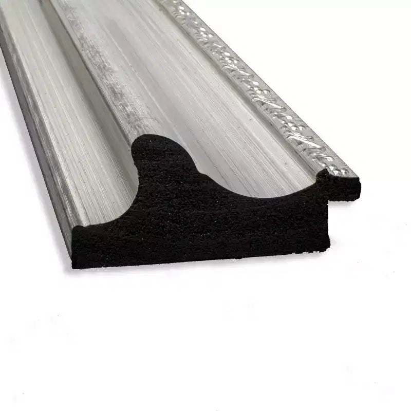 Specchio da parete rettangolare con cornice argentata decorata