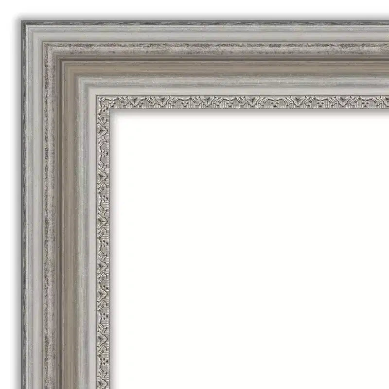 Specchio da parete rettangolare con cornice argentata decorata