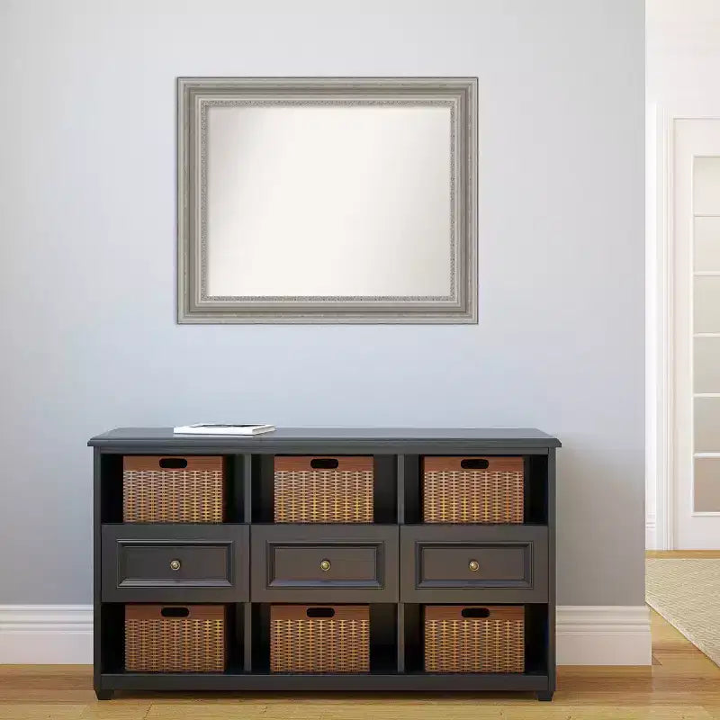 Specchio da parete rettangolare con cornice argentata decorata