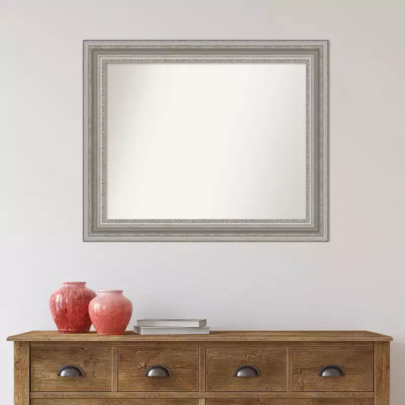Specchio da parete rettangolare con cornice argentata decorata