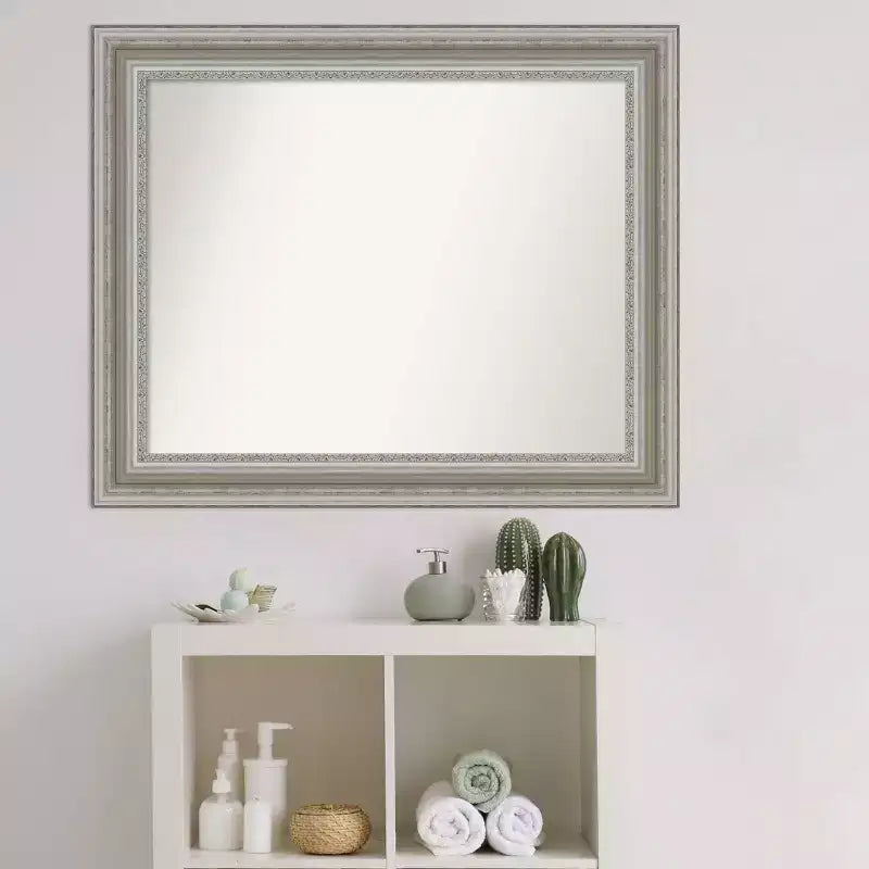 Specchio da parete rettangolare con cornice argentata decorata