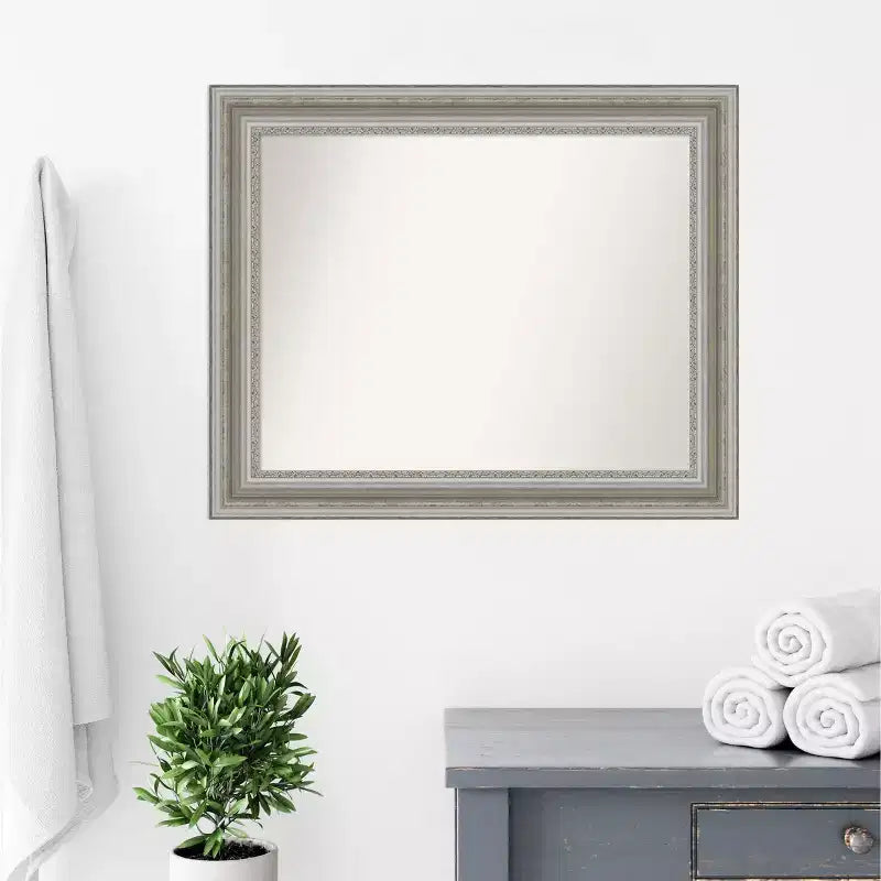 Specchio da parete rettangolare con cornice argentata decorata
