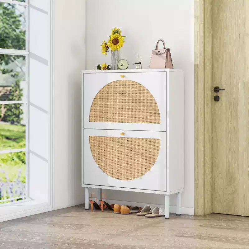 Scarpiera moderna con ante in rattan e base in metallo