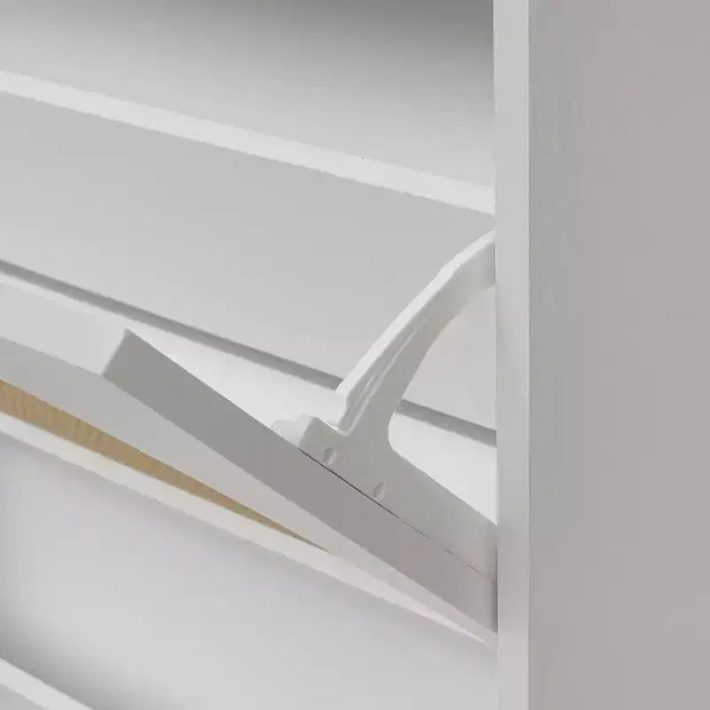 Scarpiera moderna con ante in rattan e base in metallo