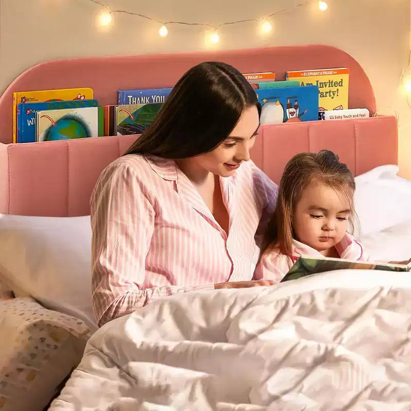 Letto singolo in velluto rosa con testiera a libreria