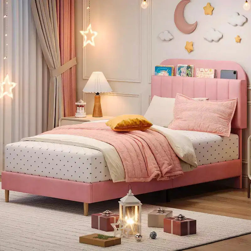 Letto singolo in velluto rosa con testiera a libreria