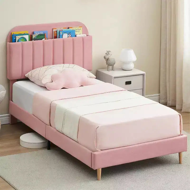 Letto singolo in velluto rosa con testiera a libreria