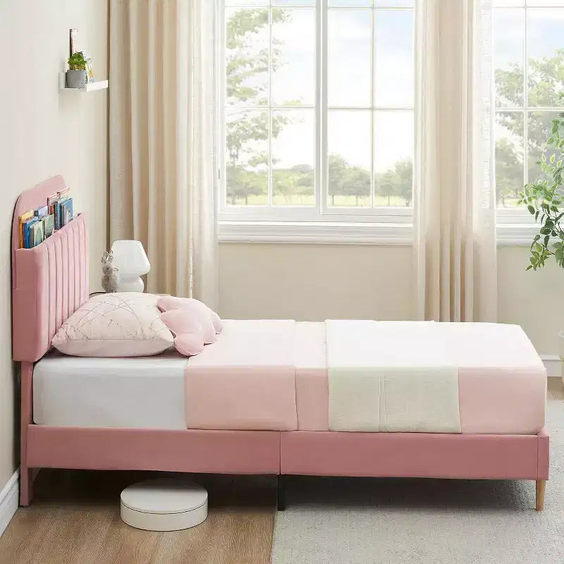 Letto singolo in velluto rosa con testiera a libreria