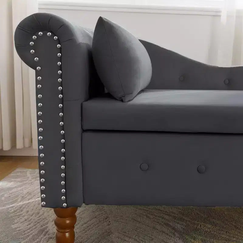 Chaise longue in velluto con contenitore e borchie decorative
