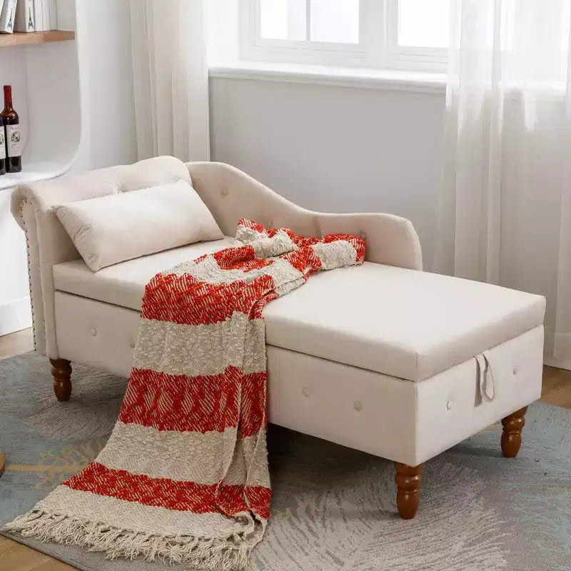 Chaise longue in velluto con contenitore e borchie decorative