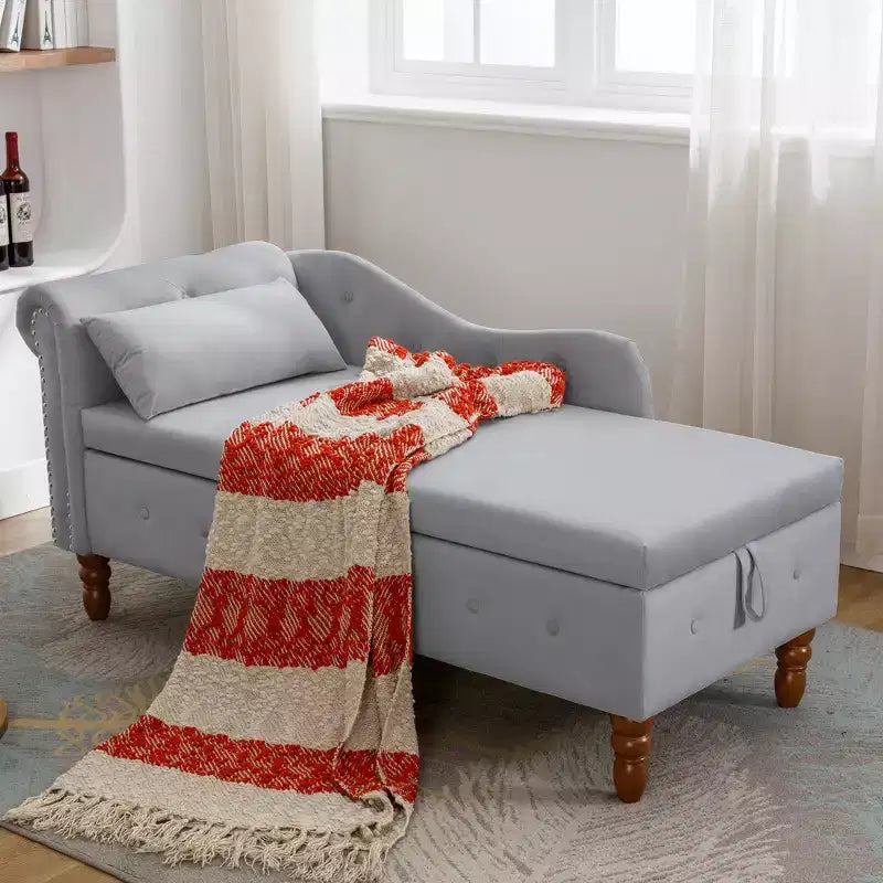 Chaise longue in velluto con contenitore e borchie decorative