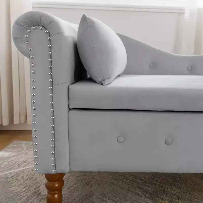 Chaise longue in velluto con contenitore e borchie decorative
