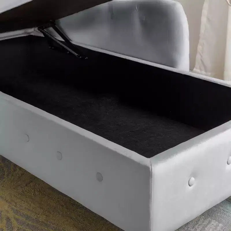 Chaise longue in velluto con contenitore e borchie decorative