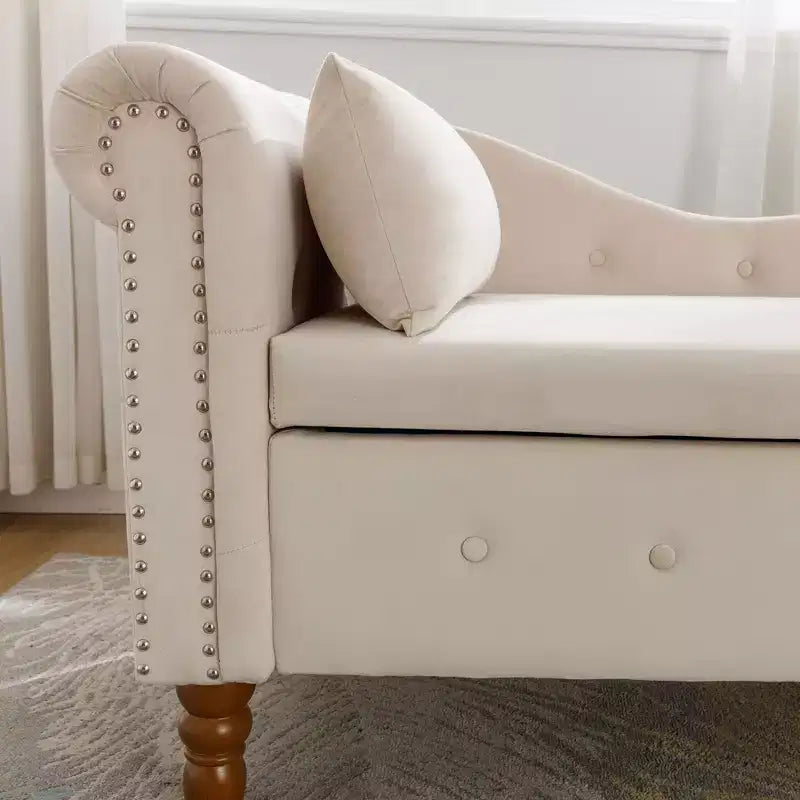 Chaise longue in velluto con contenitore e borchie decorative