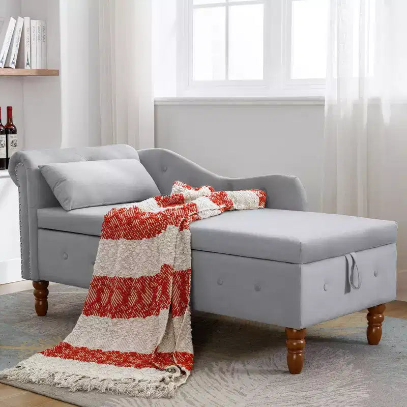 Chaise longue in velluto con contenitore e borchie decorative